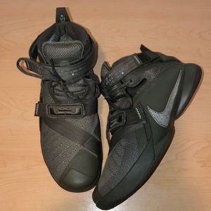 Nike Basketball Sneaker